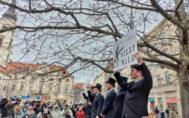 VIDEO: Brnem jde pochod švihlé chůze. Zábava je potřeba, říkají zakladatelé