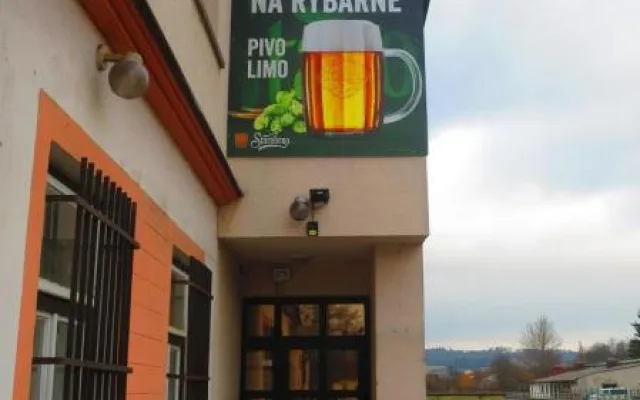 Špína a riziko kontaminace potravin. Restaurace má uzavřenou kuchyň