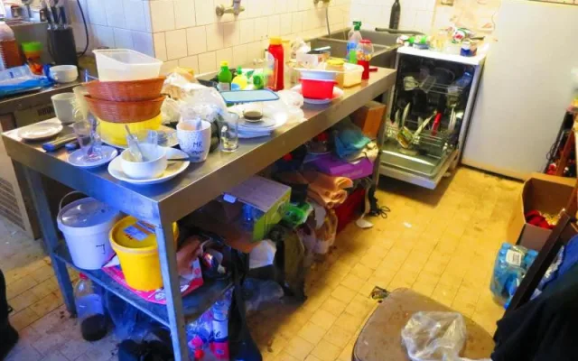 Špína a riziko kontaminace potravin. Restaurace má uzavřenou kuchyň