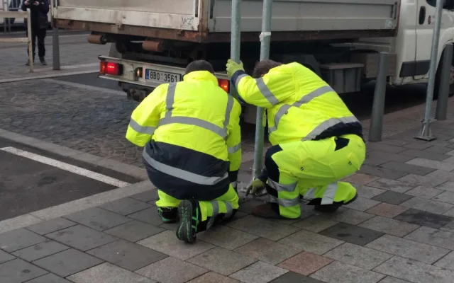 VIDEO: Dělníci instalují před nádražím v Brně dopravní značky nové sdílené zóny