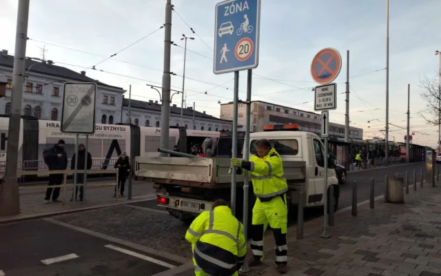 VIDEO: Dělníci instalují před nádražím v Brně dopravní značky nové sdílené zóny