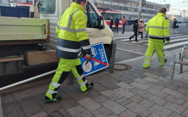 VIDEO: Dělníci instalují před nádražím v Brně dopravní značky nové sdílené zóny