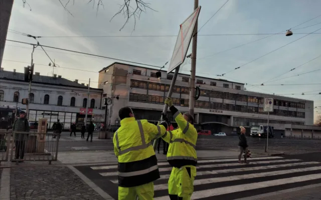 VIDEO: Dělníci instalují před nádražím v Brně dopravní značky nové sdílené zóny