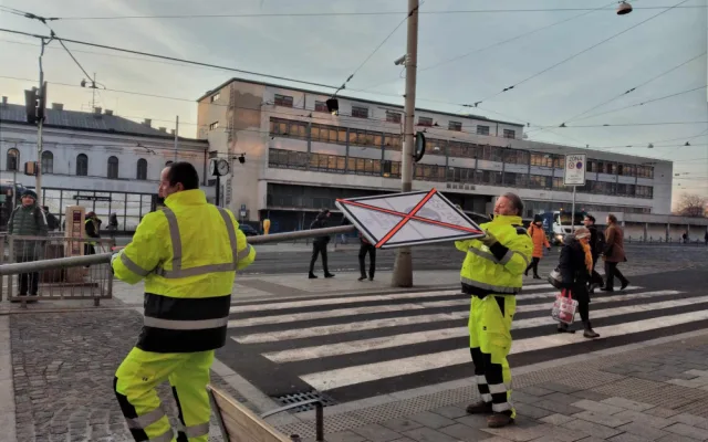 VIDEO: Dělníci instalují před nádražím v Brně dopravní značky nové sdílené zóny