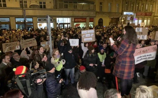 VIDEO: Lidé demonstrují za Aničku, jejíž otec ji dva roky znásilňoval a od soudu dostal podmínku