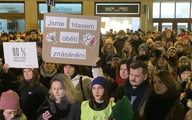VIDEO: Lidé demonstrují za Aničku, jejíž otec ji dva roky znásilňoval a od soudu dostal podmínku