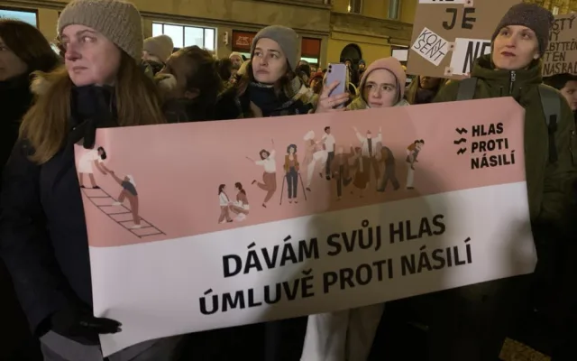 VIDEO: Lidé demonstrují za Aničku, jejíž otec ji dva roky znásilňoval a od soudu dostal podmínku