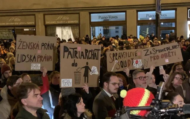 VIDEO: Lidé demonstrují za Aničku, jejíž otec ji dva roky znásilňoval a od soudu dostal podmínku