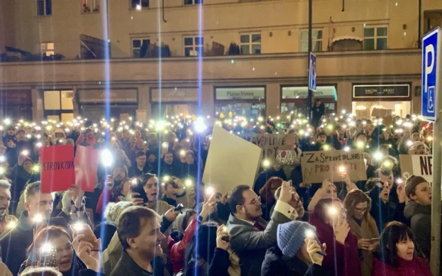 VIDEO: Lidé demonstrují za Aničku, jejíž otec ji dva roky znásilňoval a od soudu dostal podmínku