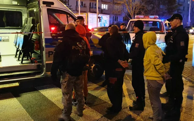 Policisté z vrtulníku hledali agresora, který chodil po hřbitově a vyhrožoval lidem, že bude střílet