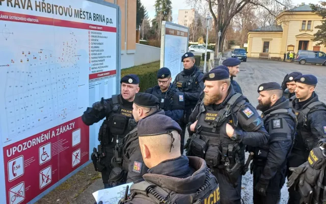 Policisté z vrtulníku hledali agresora, který chodil po hřbitově a vyhrožoval lidem, že bude střílet