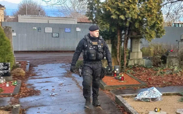 Policisté z vrtulníku hledali agresora, který chodil po hřbitově a vyhrožoval lidem, že bude střílet