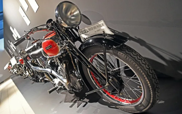 Výstava se 44 motocykly Ariel je raritou nejen v Česku, ale i na celém světě. A koná se zrovna v Brně
