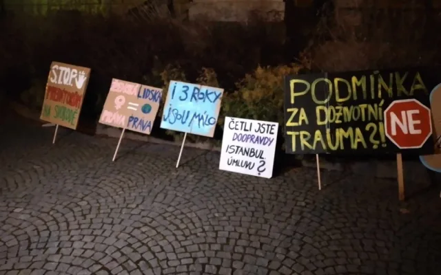 VIDEO: Lidé před brněnským soudem demonstrují za znásilněnou Aničku. Požadují spravedlivější trestání sexuálních zločinů