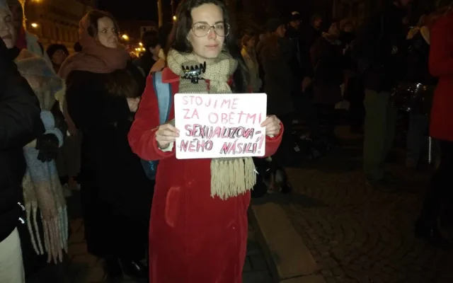 VIDEO: Lidé před brněnským soudem demonstrují za znásilněnou Aničku. Požadují spravedlivější trestání sexuálních zločinů