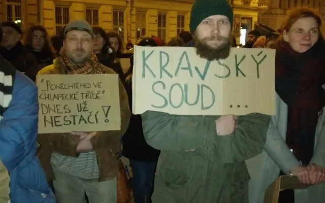VIDEO: Lidé před brněnským soudem demonstrují za znásilněnou Aničku. Požadují spravedlivější trestání sexuálních zločinů