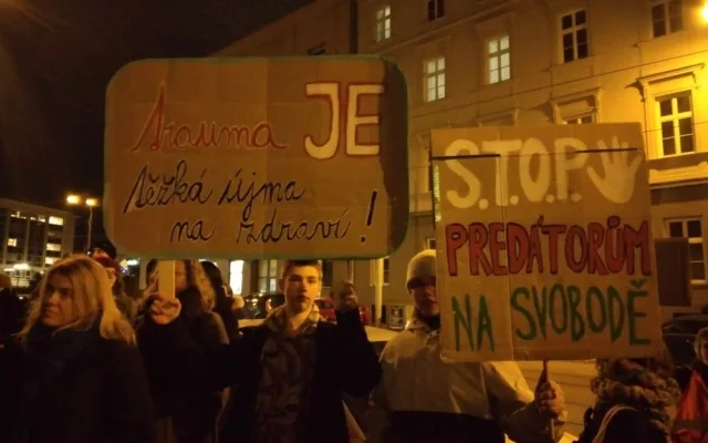 VIDEO: Lidé před brněnským soudem demonstrují za znásilněnou Aničku. Požadují spravedlivější trestání sexuálních zločinů