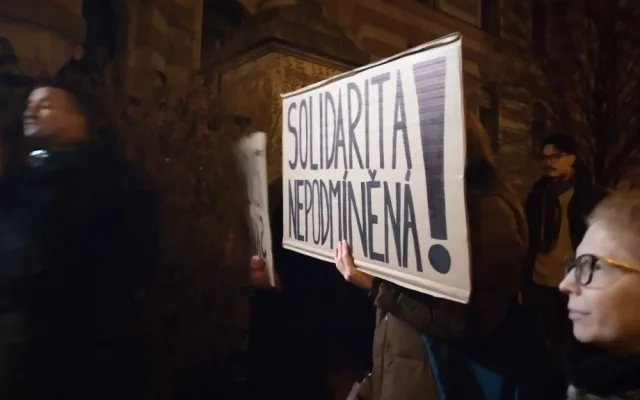 VIDEO: Lidé před brněnským soudem demonstrují za znásilněnou Aničku. Požadují spravedlivější trestání sexuálních zločinů