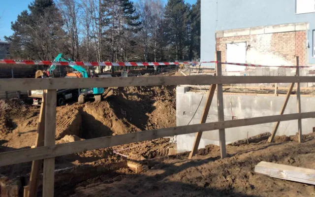 Škola Labyrinth Brno se uprostřed školního roku stěhuje. Developer před ředitelem zatajil vedlejší stavbu