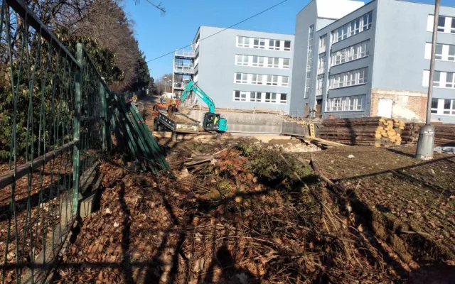 Škola Labyrinth Brno se uprostřed školního roku stěhuje. Developer před ředitelem zatajil vedlejší stavbu