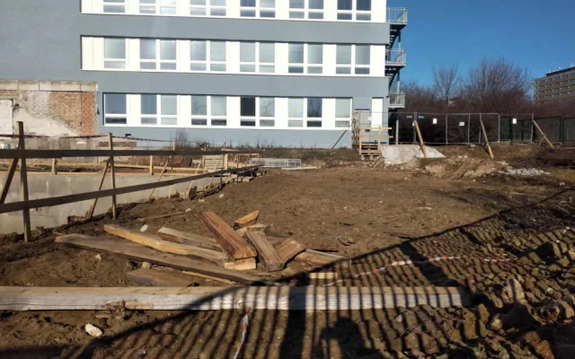 Škola Labyrinth Brno se uprostřed školního roku stěhuje. Developer před ředitelem zatajil vedlejší stavbu