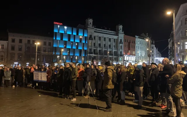 VIDEO: Lidé v Brně znovu protestují proti Ficovi. Znepokojuje je politická situace na Slovensku