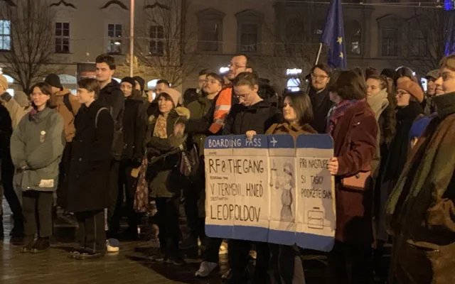 VIDEO: Lidé v Brně znovu protestují proti Ficovi. Znepokojuje je politická situace na Slovensku