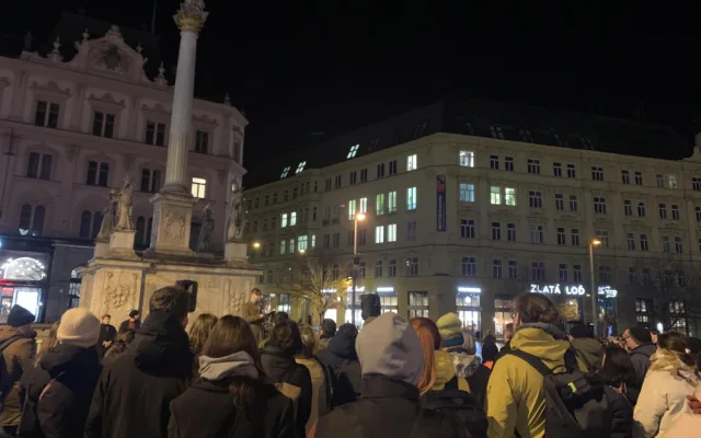 VIDEO: Lidé v Brně znovu protestují proti Ficovi. Znepokojuje je politická situace na Slovensku