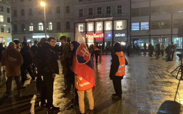 VIDEO: Lidé v Brně znovu protestují proti Ficovi. Znepokojuje je politická situace na Slovensku
