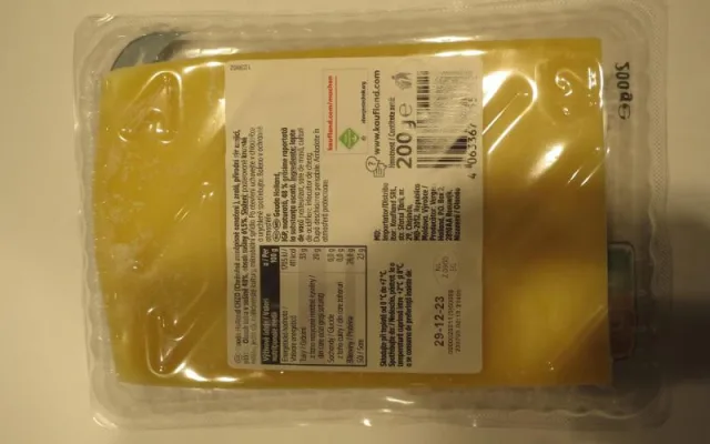 Potravináři odhalili v brněnském supermarketu zkažené sýry. Goudu pokrývala nebezpečná plíseň