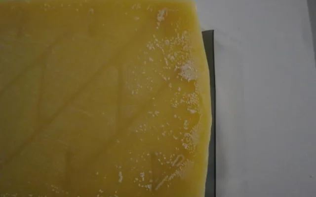 Potravináři odhalili v brněnském supermarketu zkažené sýry. Goudu pokrývala nebezpečná plíseň