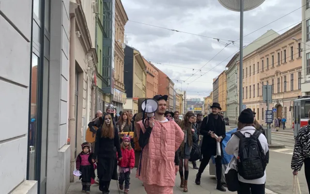 Brněnský Bronx roztancovali lidé v maskách. V průvodu poprvé došli až do centra