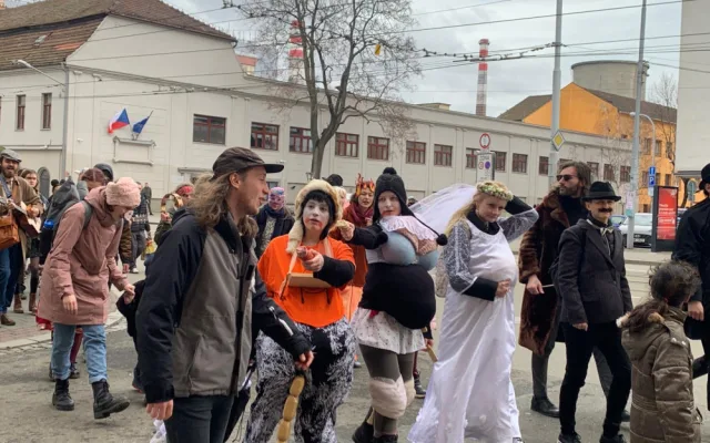 Brněnský Bronx roztancovali lidé v maskách. V průvodu poprvé došli až do centra