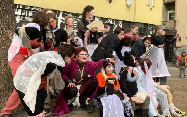 Brněnský Bronx roztancovali lidé v maskách. V průvodu poprvé došli až do centra