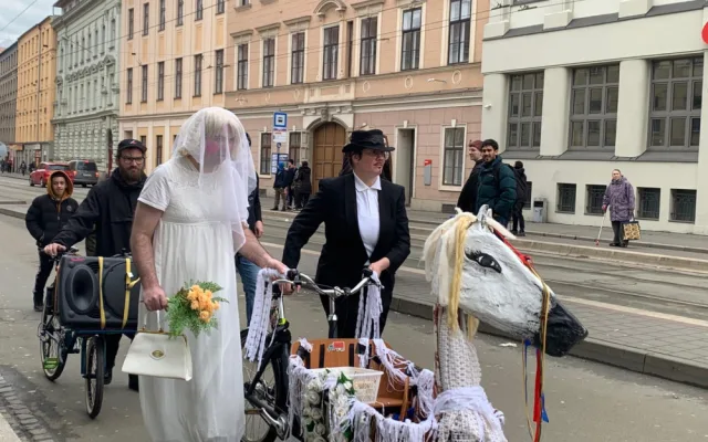 Brněnský Bronx roztancovali lidé v maskách. V průvodu poprvé došli až do centra