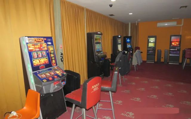 VIDEO: Celníci na jihu Moravy odhalili čtyři nelegální herny. Zabavili v nich osmnáct automatů