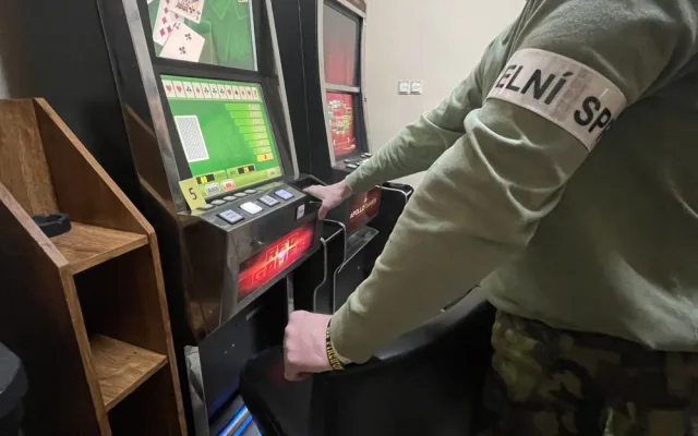 VIDEO: Celníci na jihu Moravy odhalili čtyři nelegální herny. Zabavili v nich osmnáct automatů