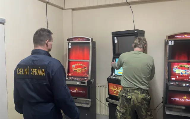 VIDEO: Celníci na jihu Moravy odhalili čtyři nelegální herny. Zabavili v nich osmnáct automatů