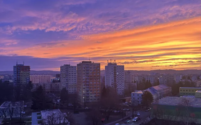 Rudě zbarvené nebe ráno i večer. Jak vznikají červánky? A o čem vypovídají?