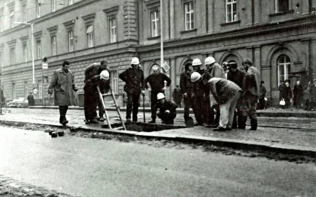 Před osmačtyřiceti lety se před brněnskou nemocnicí propadl chodník.
