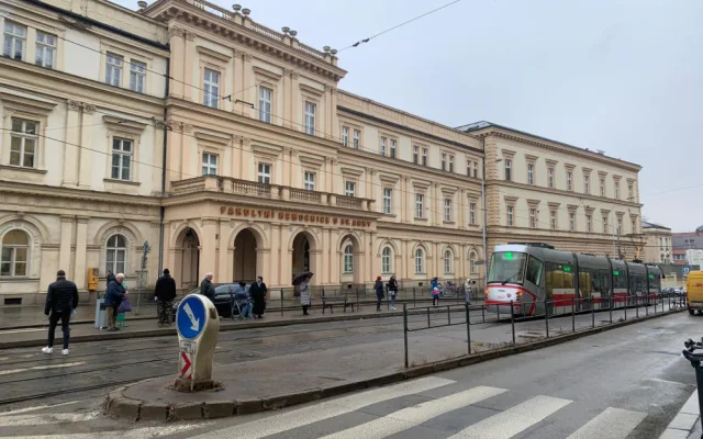 K tragédii tehdy došlo před svatoanenskou nemocnicí v Brně.