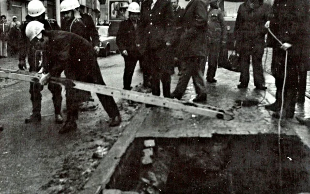 V roce 1976 se propadl ostrůvek u tramvajové zastávky.