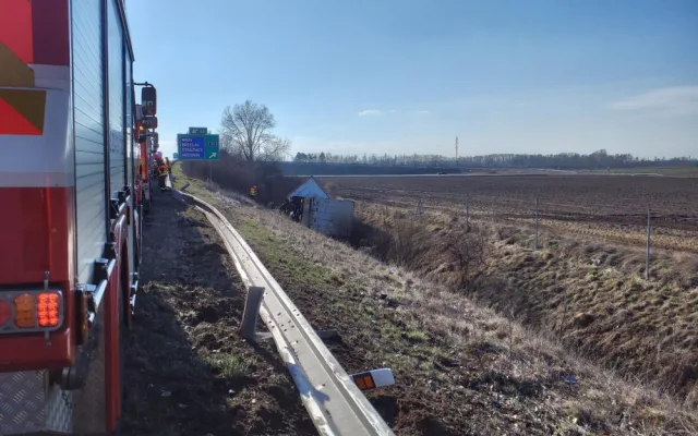 Nehoda kamionu zastavila provoz na dálnici. Zraněného řidiče transportoval do nemocnice vrtulník