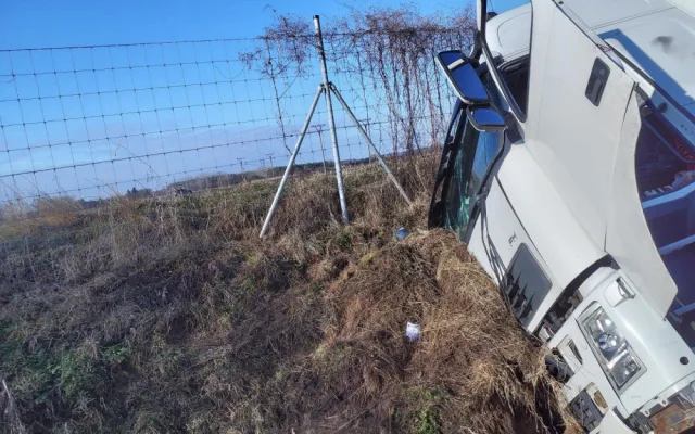 Nehoda kamionu zastavila provoz na dálnici. Zraněného řidiče transportoval do nemocnice vrtulník