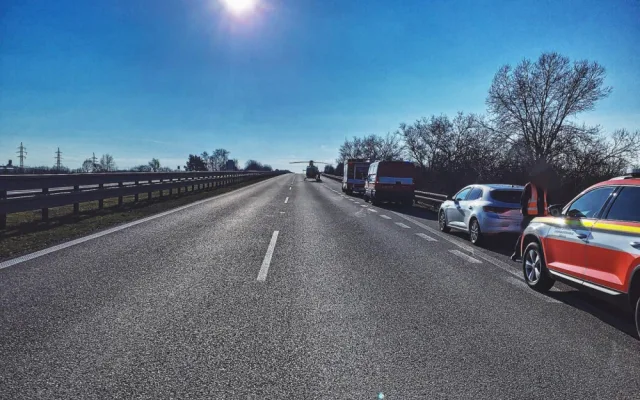 Nehoda kamionu zastavila provoz na dálnici. Zraněného řidiče transportoval do nemocnice vrtulník