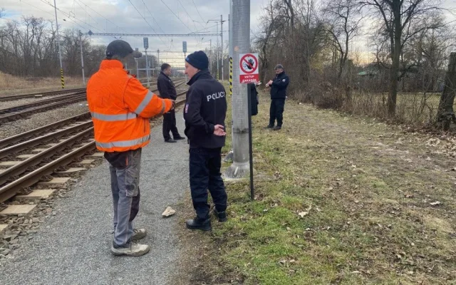 Policisté pokutují pohyb v kolejišti. Moderní soupravy jsou tiché a mohou chodce překvapit, vysvětlují