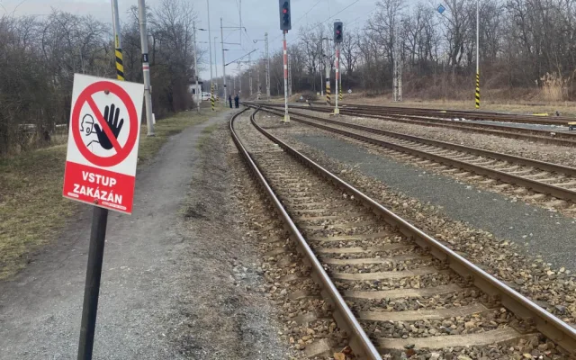 Policisté pokutují pohyb v kolejišti. Moderní soupravy jsou tiché a mohou chodce překvapit, vysvětlují