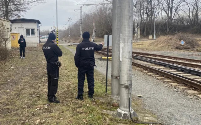 Policisté pokutují pohyb v kolejišti. Moderní soupravy jsou tiché a mohou chodce překvapit, vysvětlují