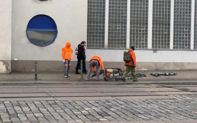 VIDEO: Silničáři uzavřeli Nádražní ulici v Brně, aby opravili chodník. Stavba omezí pěší i řidiče