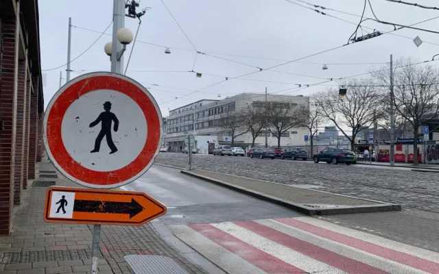 VIDEO: Silničáři uzavřeli Nádražní ulici v Brně, aby opravili chodník. Stavba omezí pěší i řidiče